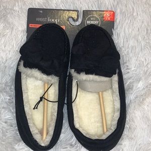 Women’s Black Faux Fur lined Moccasin Slippers Black with Bow Small NWT 5/6